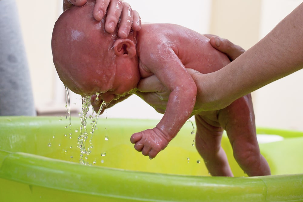 Сколько нужно купать новорожденного