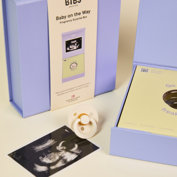 Подарочный набор «Baby on the Way»: латексная пустышка BIBS Colour, 0+ мес.