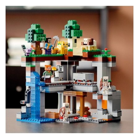 LEGO Minecraft Конструктор "Первое приключение"