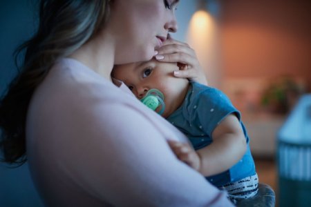 Avent Пустышка ultra air ночная с футляром для хранения и стерилизации, 0–6 мес 2 шт / цвет голубой