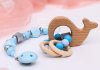 Mum&Baby Подарочный набор: держатель для пустышки и прорезыватель «Малыш»