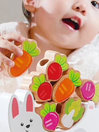 Hape игрушка развивающая "Малышам" Собираем урожай с Зайкой, 2в1 (шнуровка и игра-балансир)