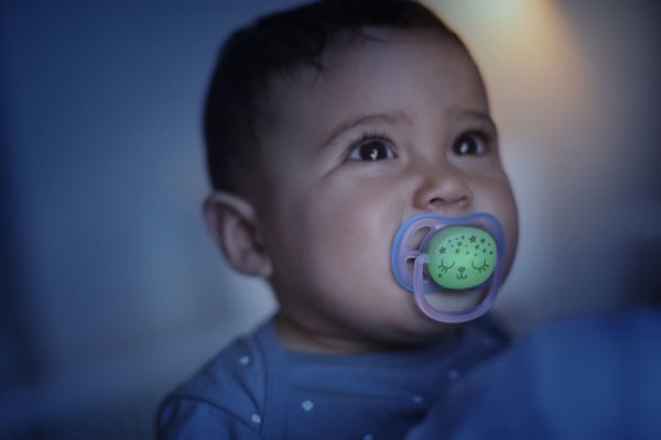 Philips avent соска-пустышка силиконовая ultra air, ночная 0–6 месяцев, 2 штуки / цвет розовый и сиреневый