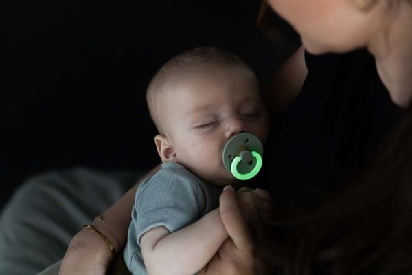 Bibs Пустышка латексная ночная Colour Glow Dark Oak, с 18 месяцев