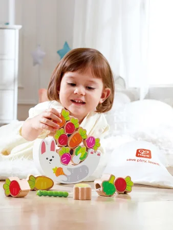 Hape игрушка развивающая "Малышам" Собираем урожай с Зайкой, 2в1 (шнуровка и игра-балансир)