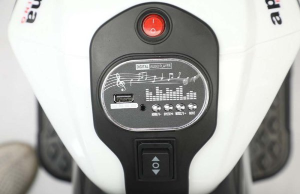 Toyland Электромобиль трицикл Aprilia 3.0 / цвет белый