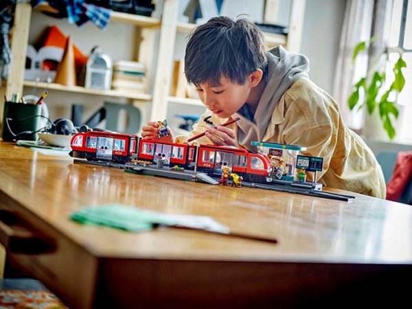 Lego Конструктор City "Трамвай и остановка в центре города"