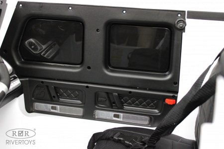 Rivertoys Электромобиль Mercedes-AMG G63 / цвет белый
