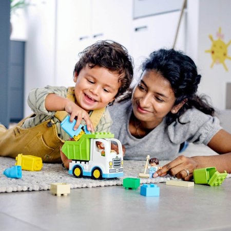 LEGO DUPLO Конструктор "Мусоровоз и контейнеры для раздельного сбора мусора"