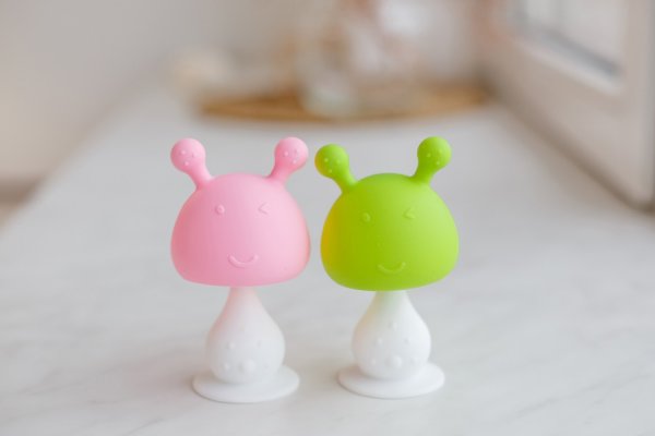 Roxi Kids Силиконовый прорезыватель Mushroom с держателем в футляре / цвет салатовый