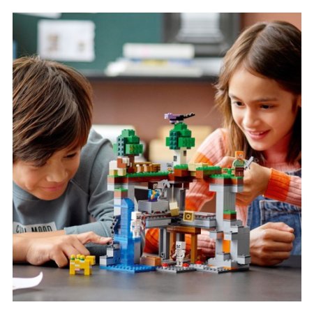 LEGO Minecraft Конструктор "Первое приключение"